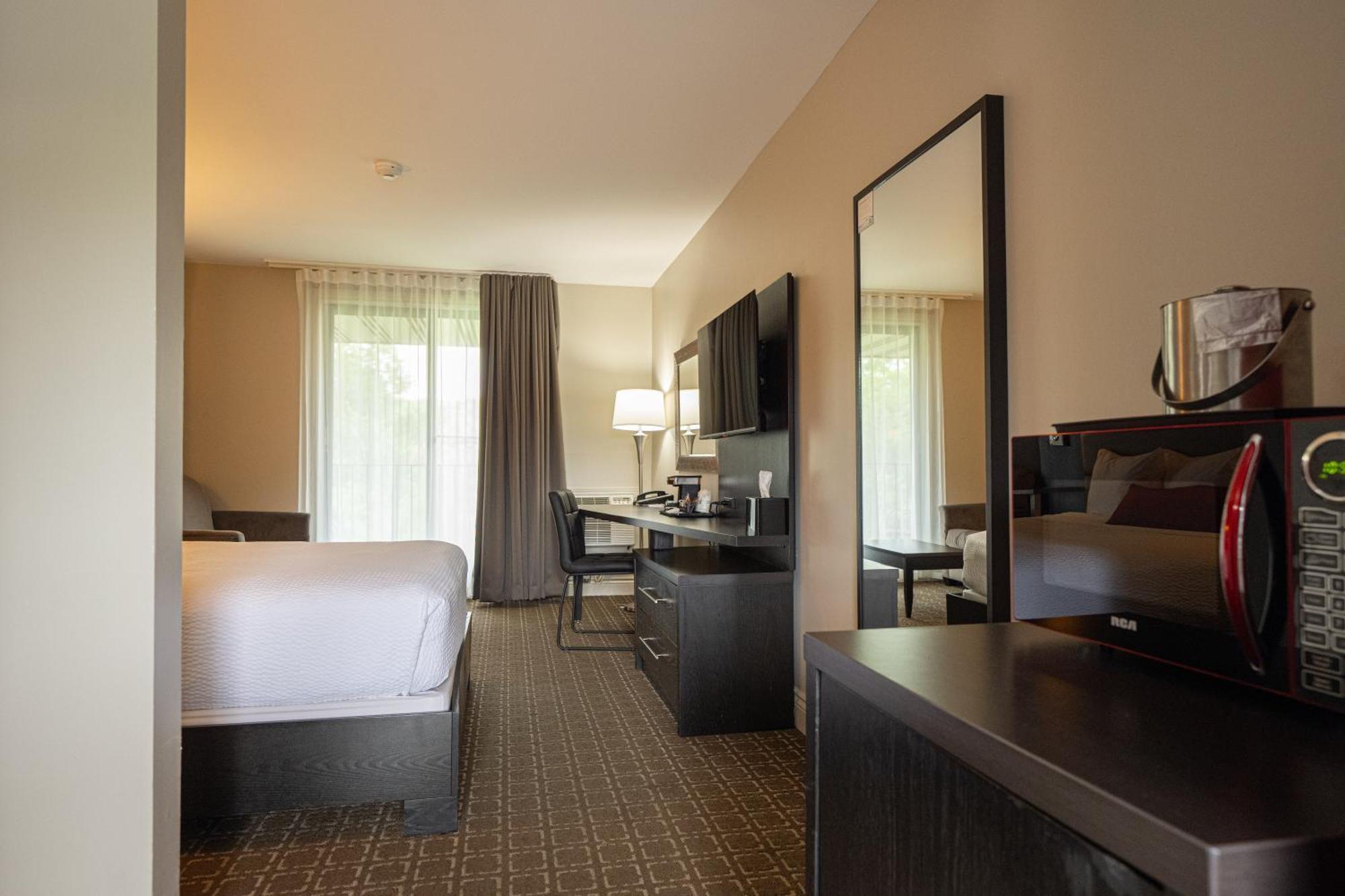 Ramada By Wyndham Ottawa On The Rideau Hotel Exterior photo