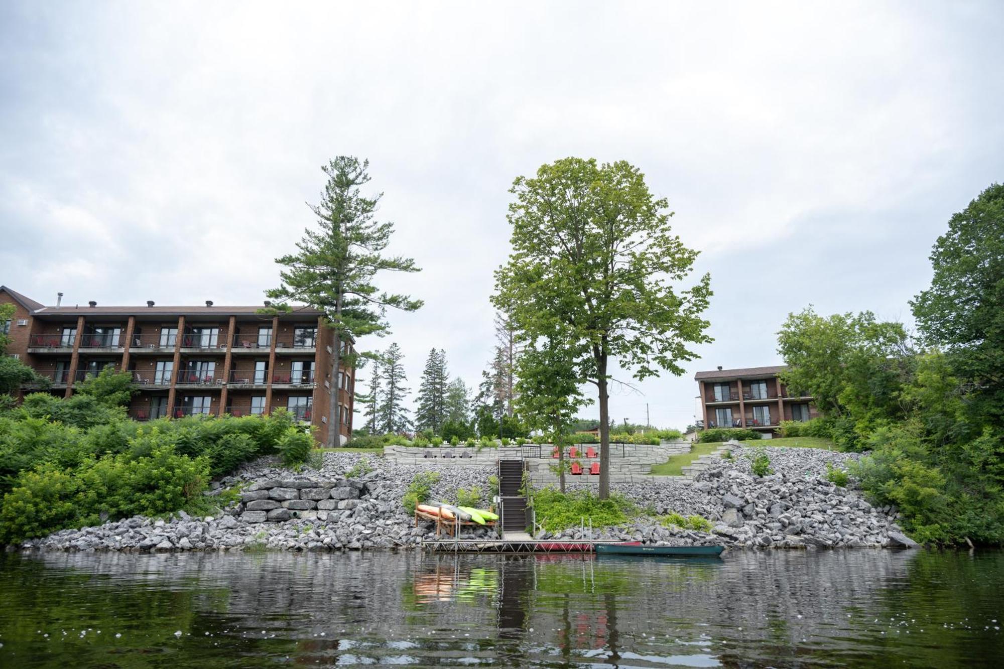 Ramada By Wyndham Ottawa On The Rideau Hotel Exterior photo