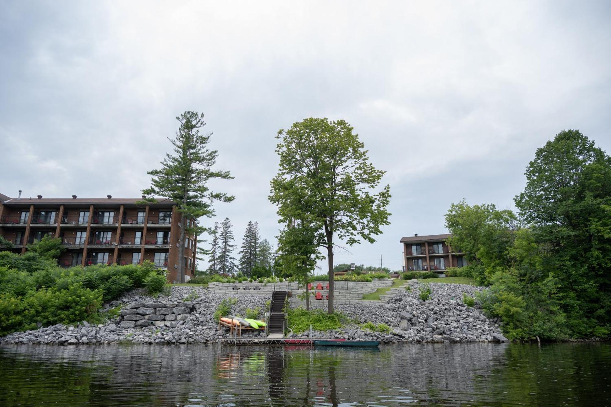 Ramada By Wyndham Ottawa On The Rideau Hotel Exterior photo