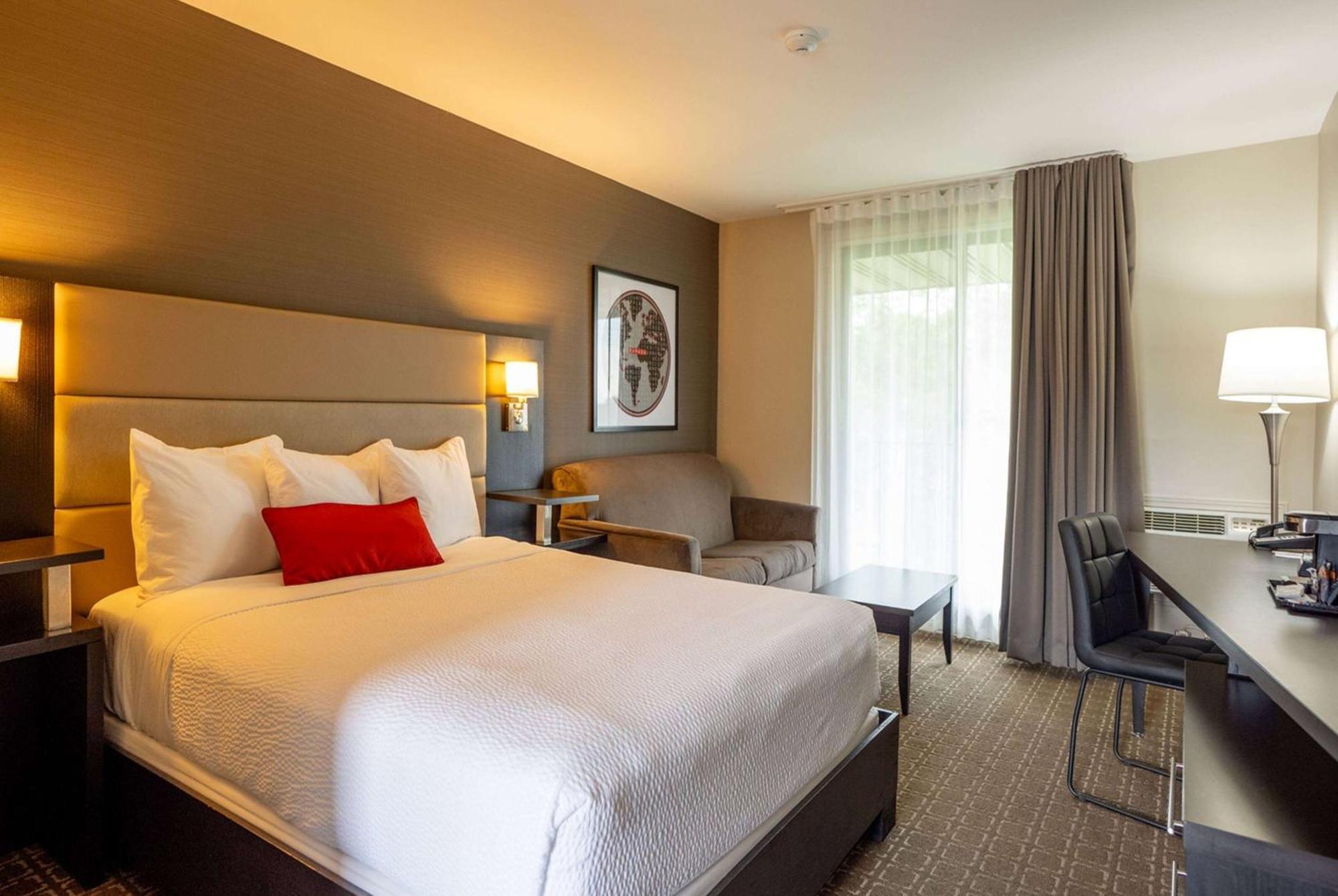 Ramada By Wyndham Ottawa On The Rideau Hotel Exterior photo